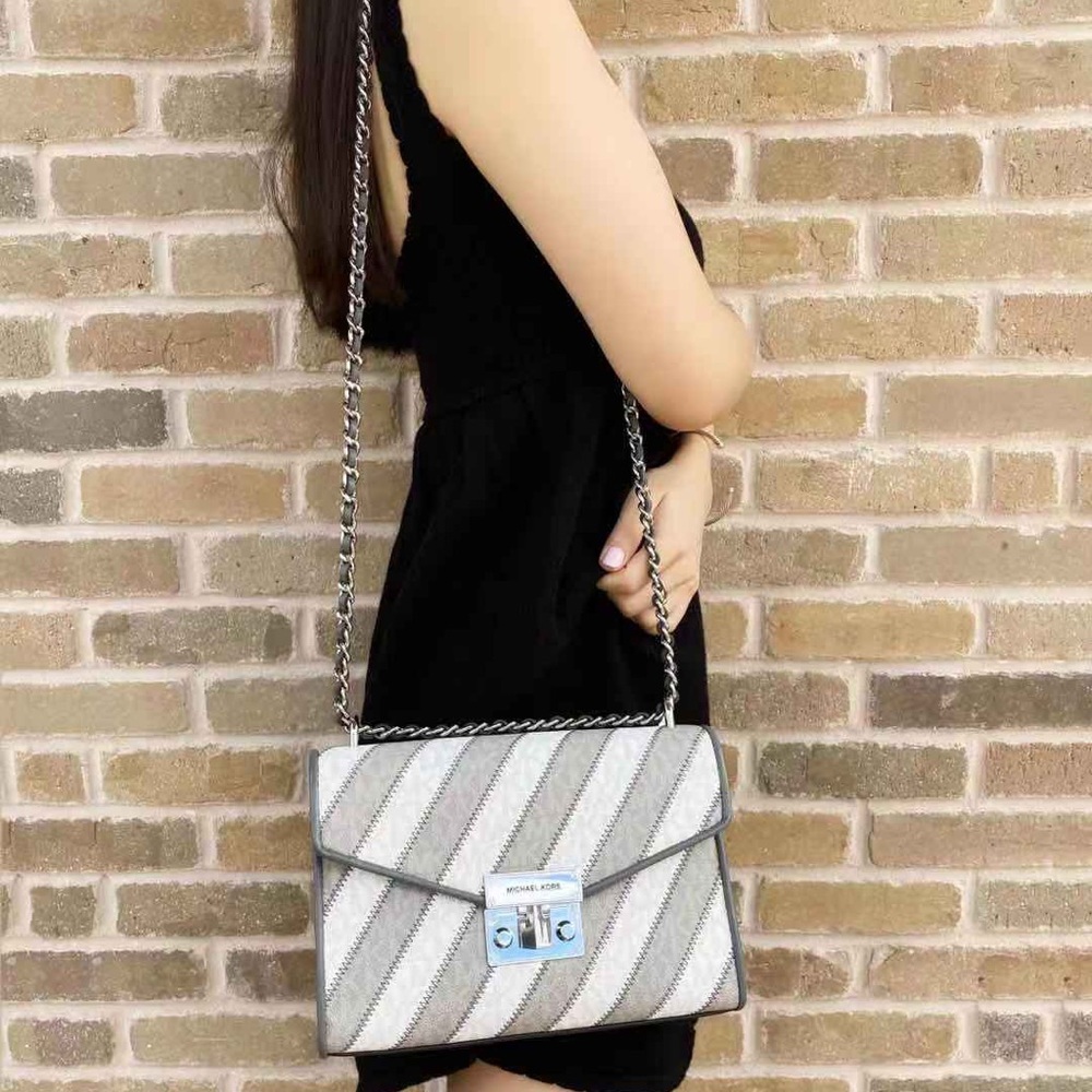Gaby’sBags💕NWT Michael Kors Chain Tote - Picture 2 of 5
